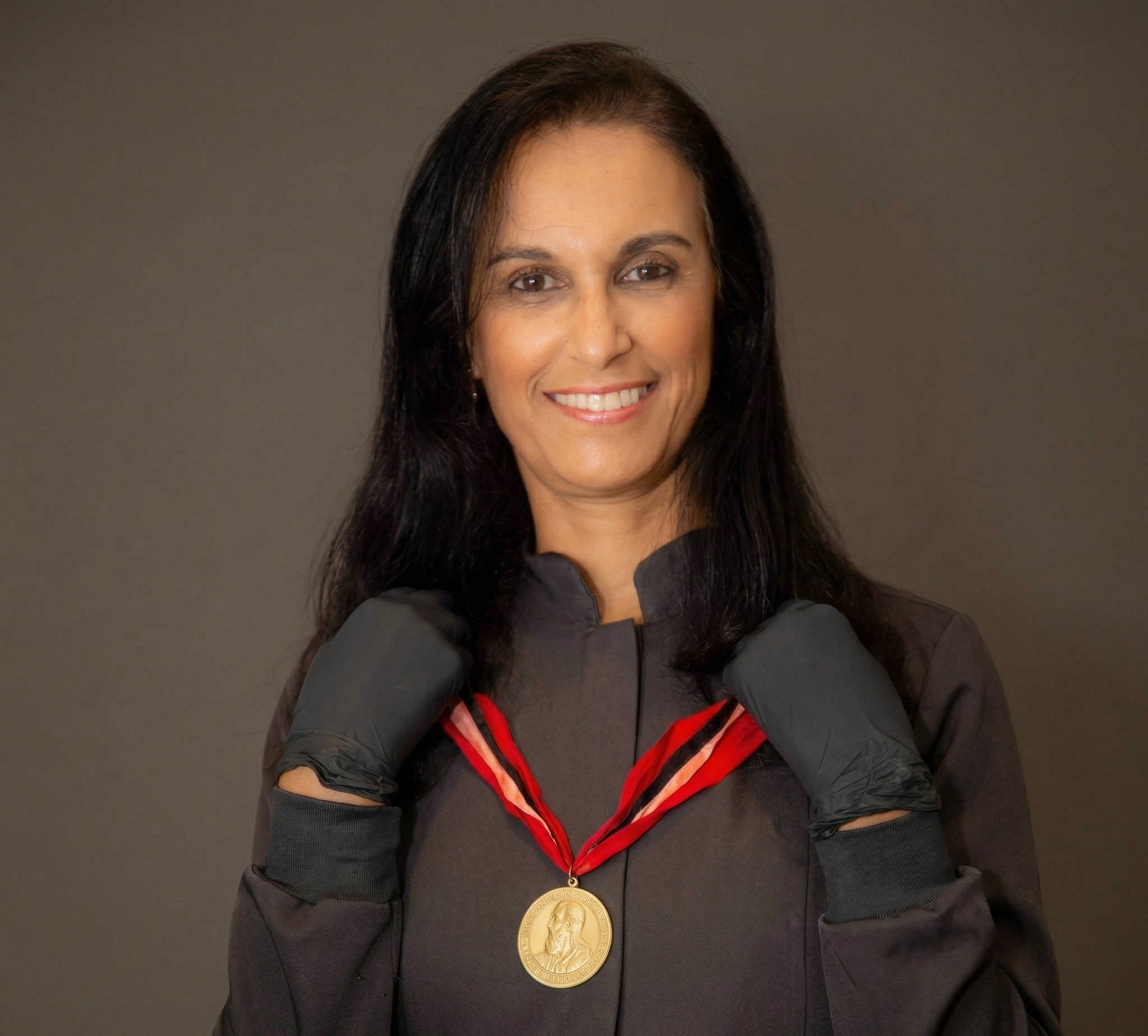 Dra. Jussara Armond com medalha